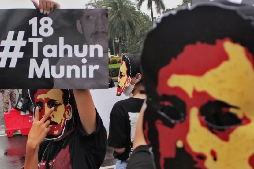 Pegiat Hak Asasi Manusia (HAM) membawa poster saat aksi Kamisan di Kawasan Monumen Nasional, Jakarta, Kamis (8/9/2022). Aksi tersebut untuk mengenang 18 tahun kematian Munir dan menuntut Presiden Jokowi menetapkan kasus Munir sebgai kasus pelanggaran HAM Berat. 