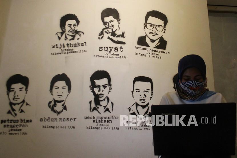 Pegiat Hak Asasi Manusia (HAM) menjalankan program kampanye secara daring di Museum Omah Munir di Sidomulyo, Batu, Jawa Timur. 