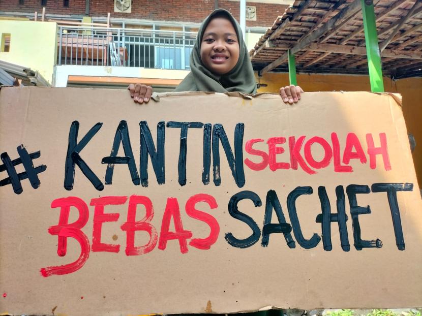 Pegiat lingkungan cilik asal Gresik, Aeshnina Azzahra Aqilani mengirimkan surat kepada Presiden RI, Joko Widodo (Jokowi) dalam hal permintaan deklarasi Kantin Sehat Sekolah Bebas Saset.