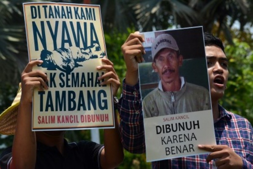 Pegiat lingkungan yang tergabung dalam solidaritas Surabaya untuk Salim Kancil melakukan aksi solidaritas terhadap pembunuhan petani penolak tambang pasir Lumajang bernama Salim Kancil di depan Gedung Negara Grahadi, Surabaya, Jawa Timur, Kamis (1/10). 
