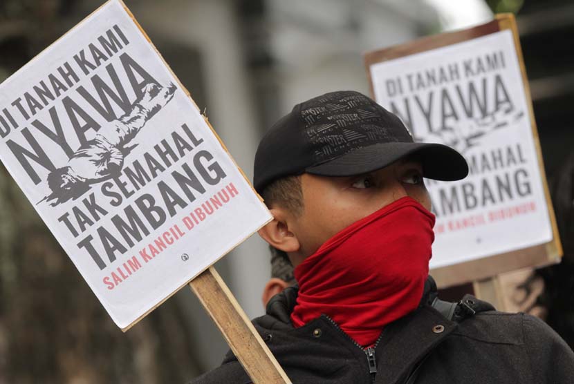 Pegiat lingkungan yang tergabung dalam Tunggal Roso melakukan aksi solidaritas terhadap pembunuhan petani penolak tambang pasir Lumajang bernama Salim Kancil di depan Balaikota Malang, Jawa Timur, Senin (28/9). 