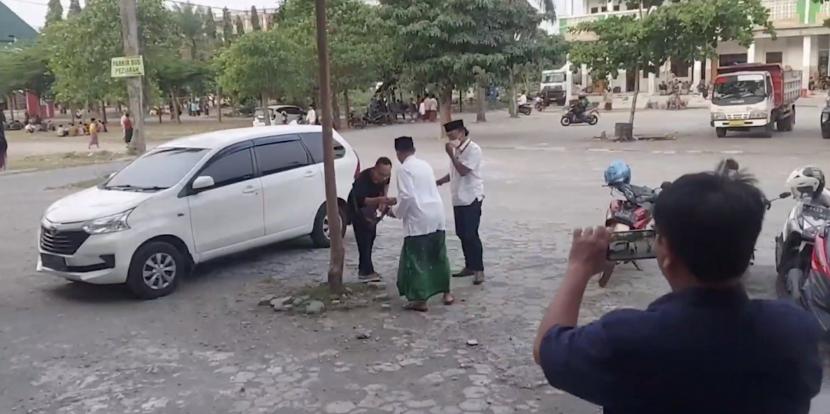 Pegiat media sosial, Eko Kuntadhi mengunjungi Pondok Pesantren Lirboyo, Kediri, Jawa Timur.