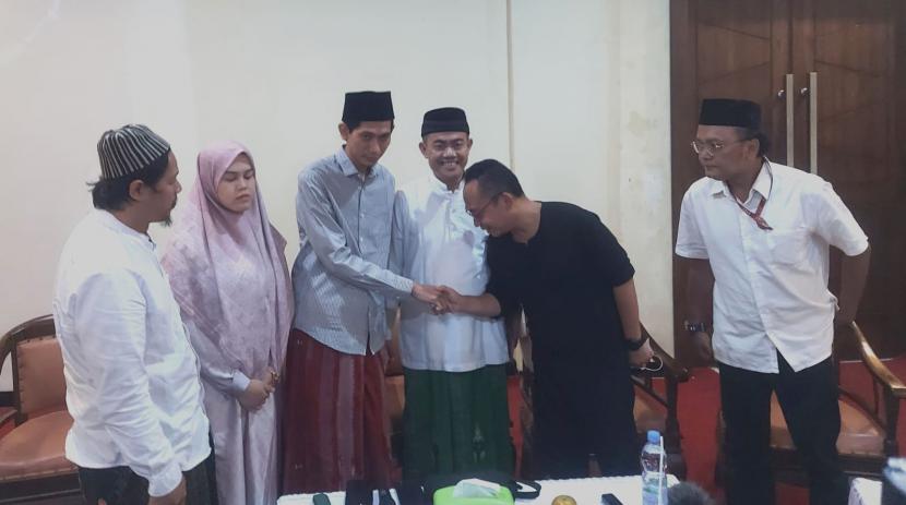 Pegiat media sosial Eko Kuntadhi bersalaman dengan Ustadzah Imaz Fatimatuz Zahra alias Ning Imaz dan suaminya Gus Rifqil Muslim di Ponpes Lirboyo, Kota Kediri, Jawa Timur, Kamis (15/9/2022) malam WIB. 