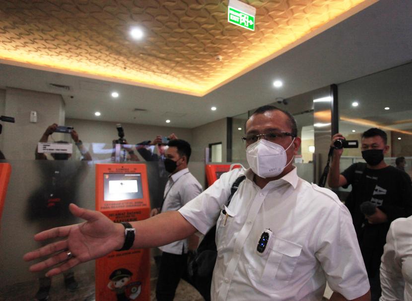 Pegiat media sosial yang pernah menjadi politisi Partai Demokrat Ferdinand Hutahaean berjalan saat tiba untuk menjalani pemeriksaan di Bareskirim Mabes Polri, Jakarta, Senin (10/1/2022). Ferdinand diperiksa sebagai saksi dalam kasus unggahan di media sosial yang diduga bernada SARA