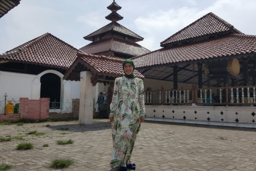 Pegiat wisata halal Mira Achiruddin di depan Masjid Agung Banten Lama.
