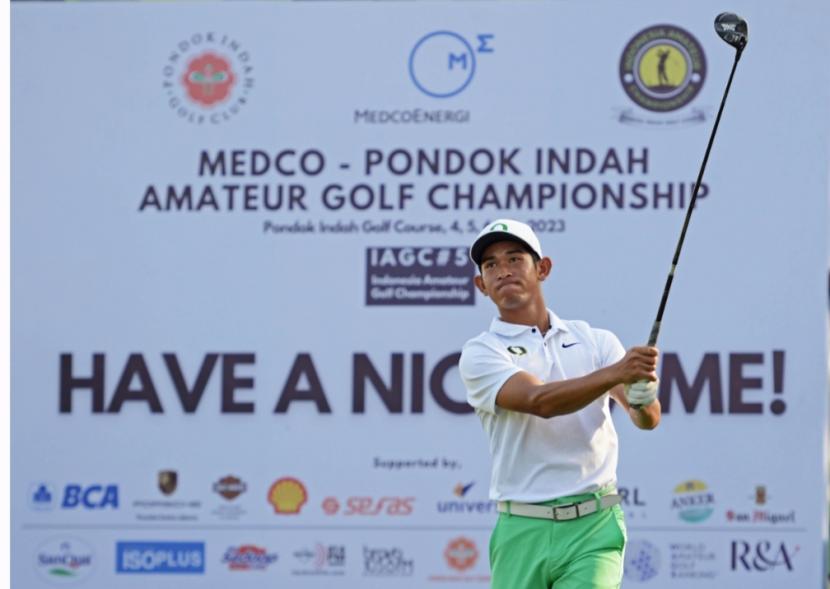 Pegolf amatir Indonesia Gabriel Hansel Hari tampil maksimal pada hari kedua Medco-Pondok Indah Amateur Golf Championship 2023 yang diselenggarakan di Pondok Indah Golf Course, Jakarta, Rabu (4/7/2023). 