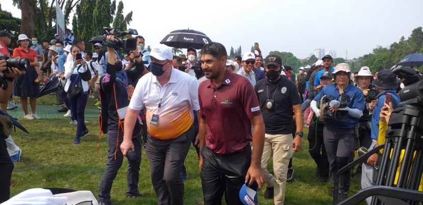 Pegolf asal India, Gaganjeet Bhular (berbaju merah) berjalan menuju panggung penyerahan trofi setelah menyelesaikan pukulan di hole terakhir Mandiri Indonesia Open 2022, di Pondol Indah Golf Course, Jakarta, Ahad (7/8/2022). Gaganjeet keluar sebagai juara turnamen golf tertua di Indonesia itu.