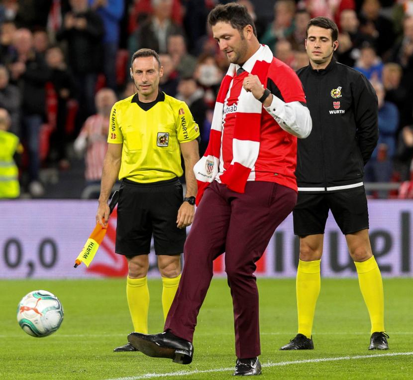 Pegolf asal Spanyol Jon Rahm sangat mencintai sepak bola. Ia pernah memimpin kick-off pada sebuah laga di La Liga Spanyol yang mempertemukan AthleticBilbao dan Eibar di Stadion San Mames, Bilbao, Basque Country, Spanyol pada pertengahan Desember 2019 silam.
