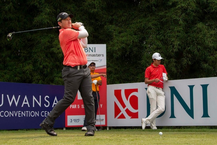 Pegolf Australia Josh Younger melakukan tee off di putaran kedua BNI Indonesian Masters 2019 di Royale Jakarta Golf Club, Jumat (13/12).