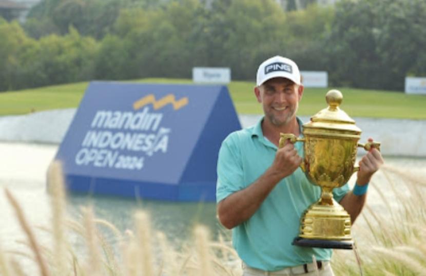 Pegolf Inggris Steve Lewton menjuarai Mandiri Indonesia Open 2024 melalui pertarungan playoff dramatis, Ahad (1/9/2024), 