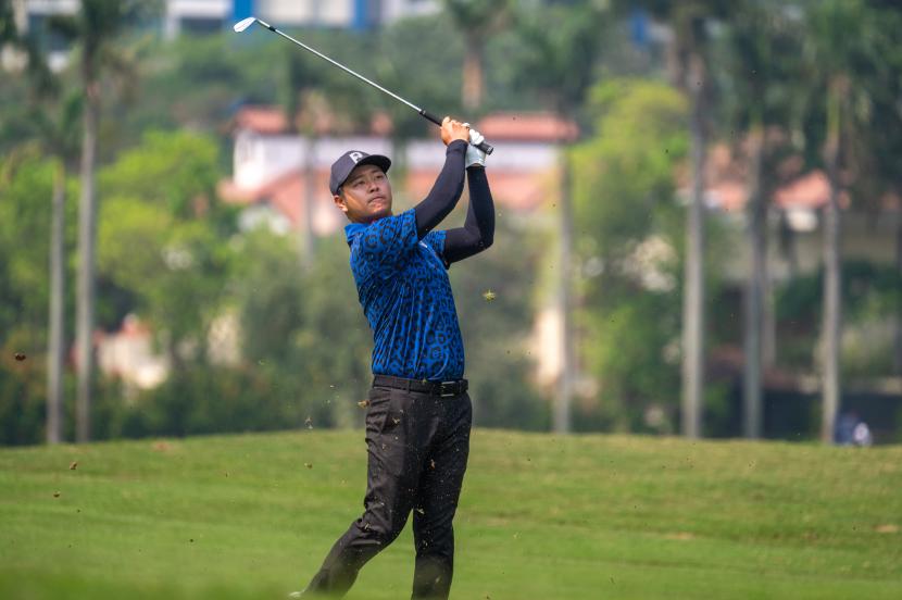 Pegolf muda Indonesia Jonathan Wijono tampil apik pada hari kedua Indonesia Open 2023 di Pondok Indah Golf Course, Jakarta, Jumat (4/8/2023). 
