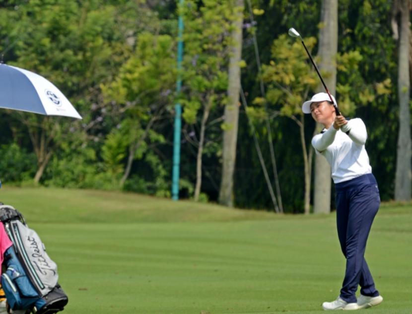Pegolf putri Indonesia Elaine Widjaja memimpin di divisi ladies dengan mencetak 69 pukulan atau 3 di bawah par pada hari pertama Medco-Pondok Indah Amateur Golf Championship 2023.