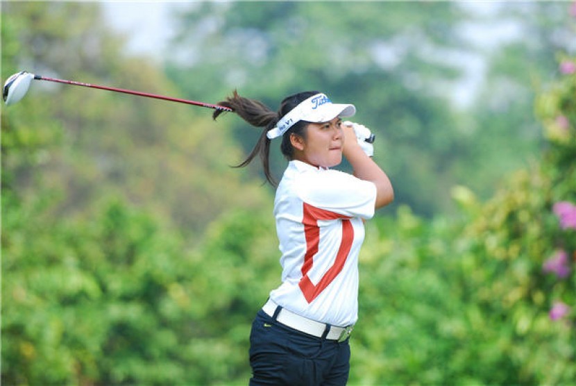 Pegolf putri Indonesia, Tatiana Jacqueline Wijaya, melakukan pukulan tee off saat pertandingan nomor perorangan putri Golf SEA Games XXVI Indonesia di Padang Golf Jagorawi, Bogor, Jabar. 