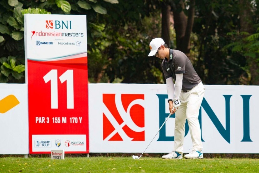 Pegolf Thailand Jazz Janewattananond melakukan tee off di pada putaran ketiga BNI Indonesian Masters 2019 di Royale Jakarta Golf Club, Sabtu (14/12).