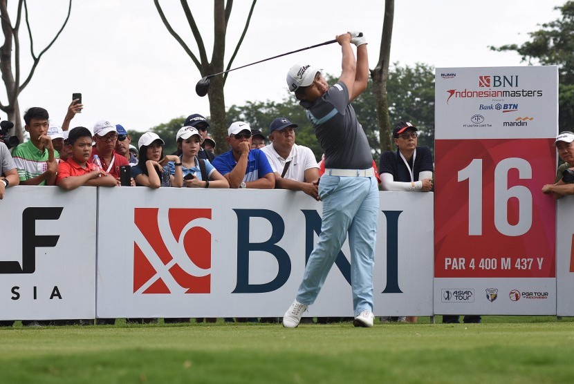 Aksi pegolf Thailand Poom Saksansin pada turnamen golf BNI Indonesian Masters di Jakarta tahun lalu.