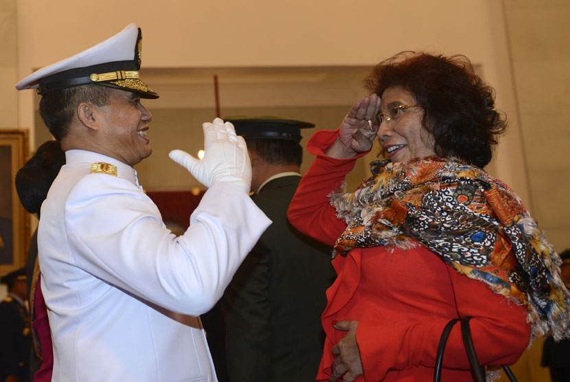 Pejabat baru Kepala Staf Angkatan Laut (KSAL) Laksdya Ade Supandi (kiri) membalas hormat dari Menteri kelautan Perikanan Susi Pudjiastuti (kanan) seusai pelantikan di Istana Negara, Jakarta, Rabu (31/12).