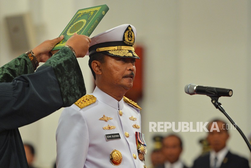 Pejabat baru Kepala Staf Angkatan Laut (KSAL) Laksdya TNI Siwi Sukma Adji melakukan sumpah jabatan ketika pelantikan oleh Presiden Joko Widodo di Istana Negara, Jakarta, Rabu (23/5).