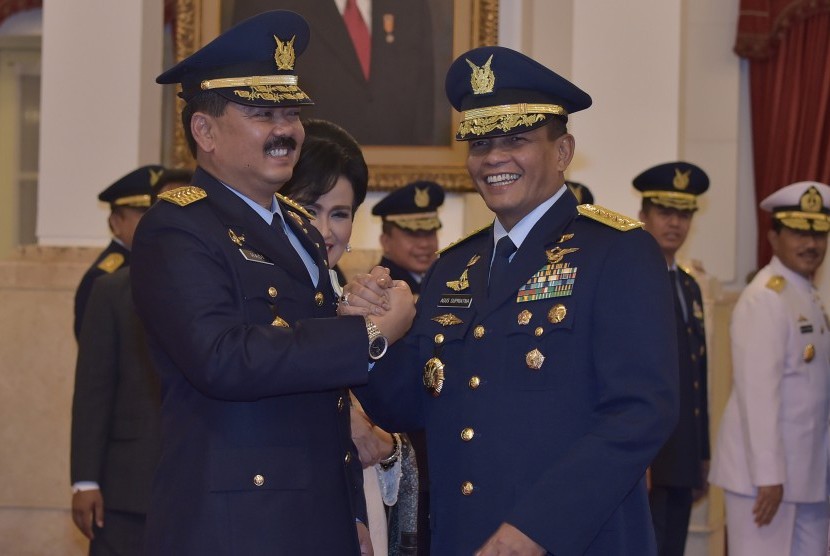 Pejabat baru Kepala Staf TNI Angkatan Udara (KSAU) Marsekal Madya (Marsdya) Hadi Tjahjanto (kiri) berjabatan tangan dengan pejabat lama Marsekal Agus Supriatna (kanan) usai pelantikan di Istana Negara, Jakarta, Rabu (18/1). 
