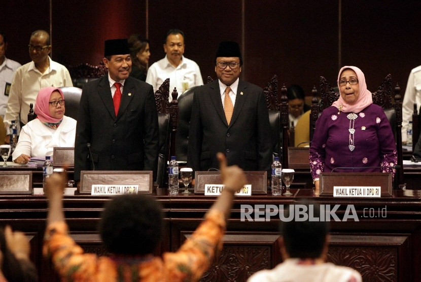 Pejabat baru Ketua DPD RI Oesman Sapta Odang (tengah),berfoto bersama Wakil Ketua DPD I Nono Sampono (kiri) dan Wakil Ketua DPD II Darmayanti (kanan) usai Pelantikan dirinya di Kompleks Parlemen, Senayan, Jakarta, Selasa (4/4).