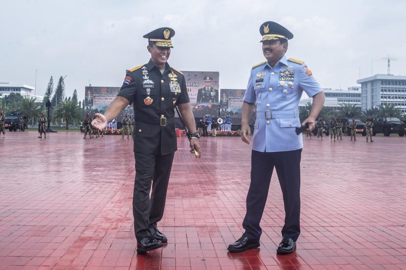 Sertijab Panglima TNI dari Marsekal Hadi Tjahjanto kepada Jenderal Andika Perkasa di Mabes TNI, Cilangkap, Jakarta Timur, Kamis (18/11/2021).