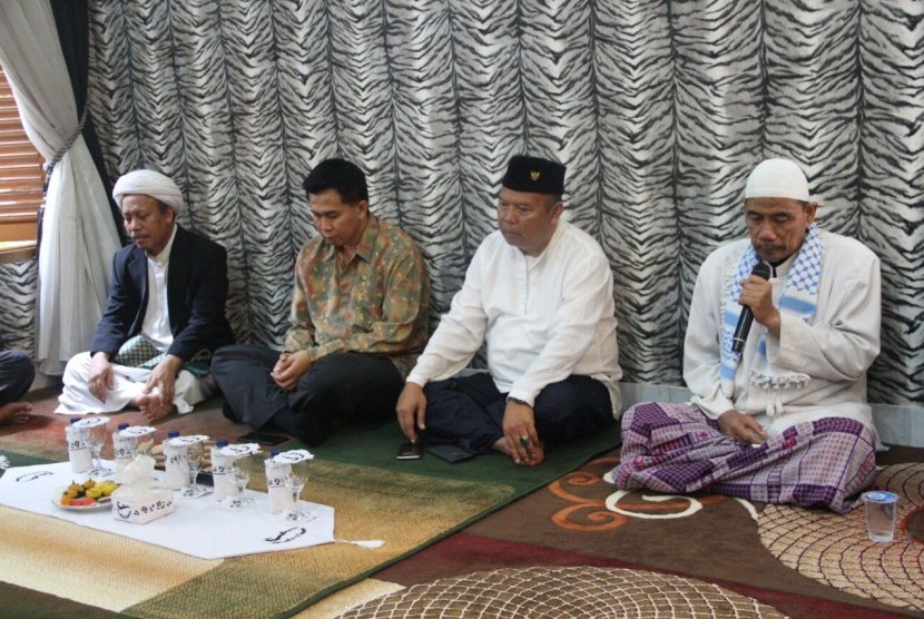 Pejabat Bupati Purwakarta M Taufiq Budi Santoso (berpakaian batik) bersama tokoh ulama dan pegawai negeri Pemkab Purwakarta, mengikuti pengajian di rumah dinas bupati, Jl Ganda Negara No 25, Jumat sore (23/3).