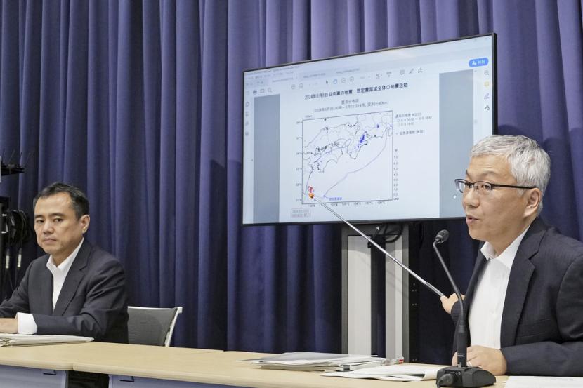 Pejabat dari Badan Meteorologi Jepang dan kantor kabinet menghadiri konferensi pers untuk mengumumkan berakhirnya upaya selama seminggu untuk meningkatkan kehati-hatian dan kesiapsiagaan terhadap kemungkinan gempa besar yang melanda pantai Pasifik, di kantor badan tersebut di Tokyo, Kamis, 15 Agustus 2024.