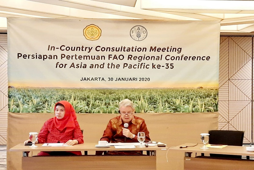 Pejabat dari sepuluh kementerian dan lembaga pemerintah, bersama dengan perwakilan dari sektor swasta dan masyarakat, berkumpul pada hari Kamis (30/1) di Jakarta untuk membahas tantangan yang dihadapi Indonesia dalam pertanian, perikanan dan kehutanan. Indonesia siap hadiri Konferensi Regional ke-35 FAO terkait inisiatif kemiskinan Pedesaan
