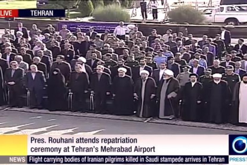 Pejabat Iran menyambut kedatangan jamaah haji Iran yang wafat dalam insiden Mina.