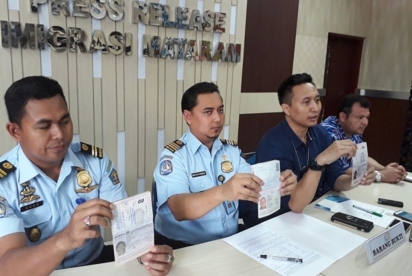 Pejabat Kantor Imigrasi Kelas I Mataram memberikan keterangan terkait penangkapan tiga WNA yang menyalahi aturan keimigrasian di Mataram, Jumat (13/10).