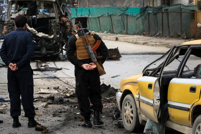 Pejabat keamanan Afghanistan memeriksa lokasi ledakan bom di Kabul, Afghanistan 