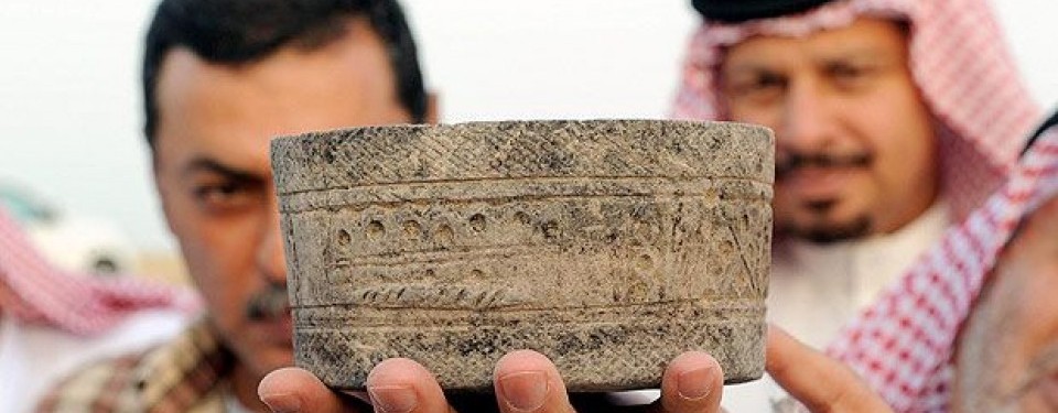  Pejabat kepurbakalaan Saudi memeriksa barang antik yang ditemukan di Jubail. 