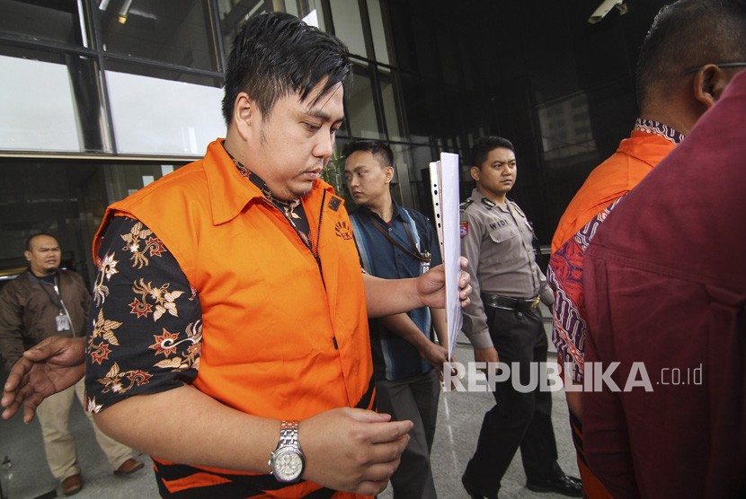 Pejabat Pembuat Komitmen (PPK) SPAM Toba 1 Donny Sofyan Arifin digiring petugas menuju mobil tahanan seusai menjalani pemeriksaan di gedung KPK, Jakarta, Ahad (30/12/2018). 