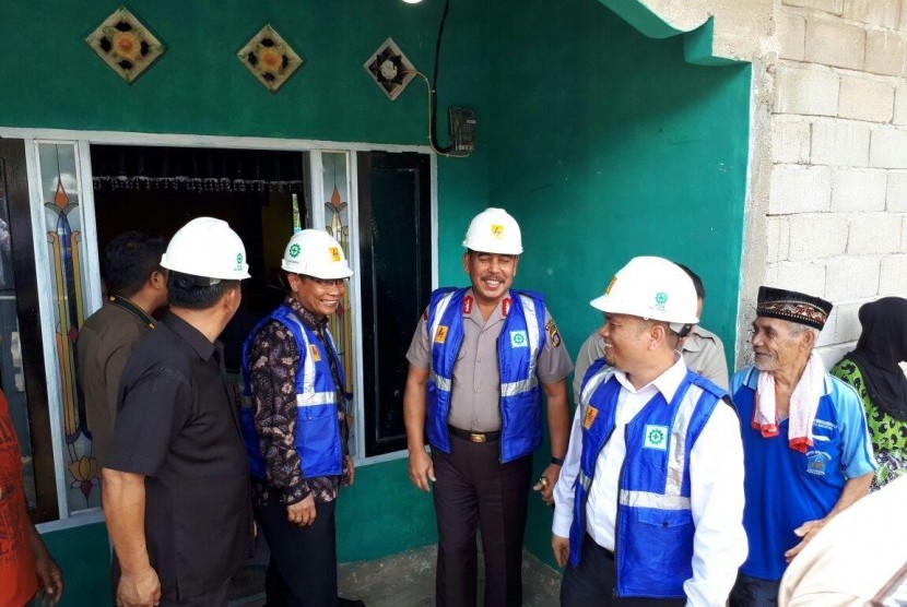 Pejabat Pemprov Gorontalo dan manajemen PLN saat peresmian dua desa yang teraliri listrik di Gorontalo, Selasa (26/9). 