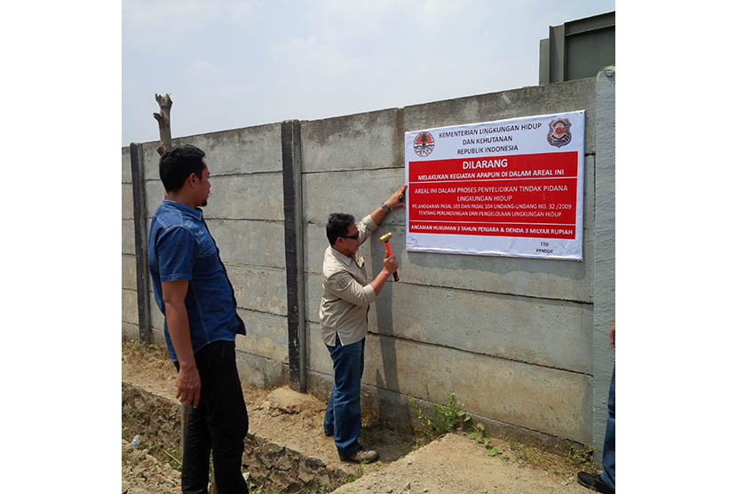 Pejabat pengawas lingkungan hidup (PPLH) Kementerian LHK, menyegel pabrik milik PT Guna Purnama, di Jl Raya Citeko-Tegalwaru, Desa Citeko, Kecamatan Plered, Purwakarta, Jabar, Sabtu (12/9). 