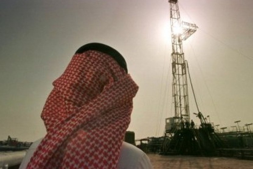Pejabat perusahaan minyak Arab Saudi, Aramco, tengah memeriksa sebuah pengeboran minyak di Arab Saudi. Arab Saudi mengumumkan akan menaikkan pajak pertambahan nilai (PPN) dan menangguhkan biaya hidup. Ilustrasi.