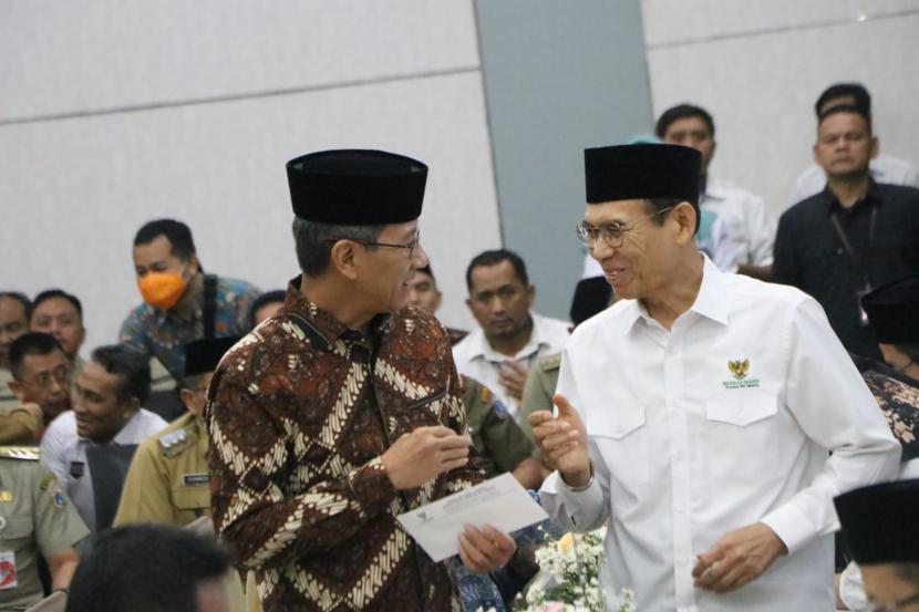 Pejabat (PJ) Gubernur DKI Jakarta Heru Budi Hartono beserta jajarannya menunaikan zakat melalui BAZNAS BAZIS Provinsi DKI Jakarta