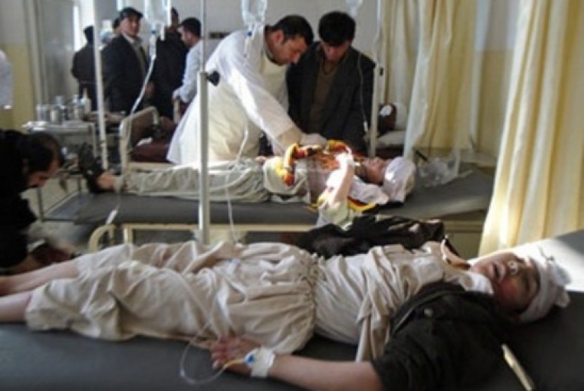 Pejabat setempat menjenguk para pasien yang terlantar di RS Militer Dawood yang didanai Amerika Serikat di Kabul, Afghanistan.