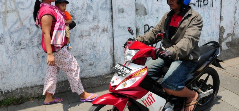 Pejalan kaki berhadangan dengan sepeda motor yang melewati trotoar di Jalan Lada, Kawasan Kota Tua, Jakarta Barat, Selasa (21/2). (Republika/Aditya Pradana Putra)