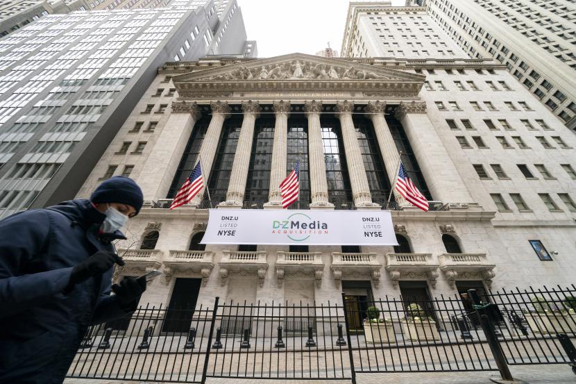  Pejalan kaki melewati Bursa Efek New York, Rabu, 27 Januari 2021, di New York. Wall Street mencetak rekor penutupan tertinggi sepanjang masa pada Senin (8/2) waktu setempat.