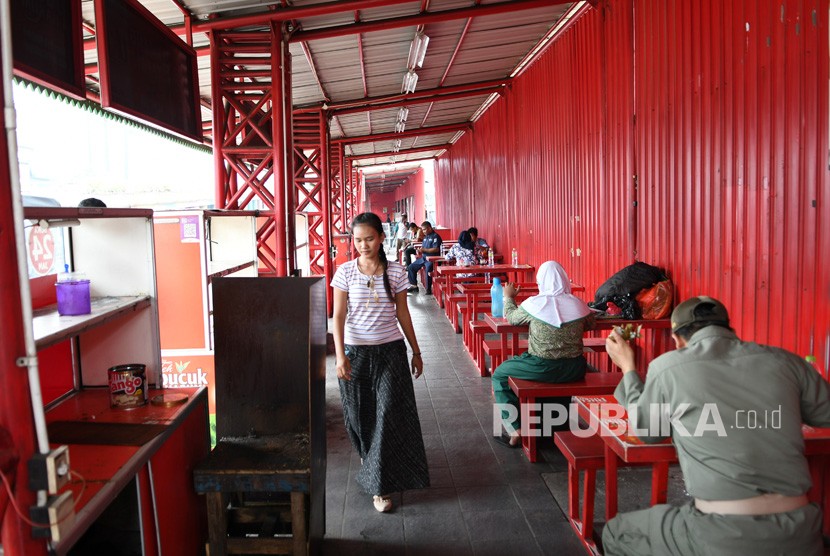 Pejalan kaki melintas di depan lapak pedagang binaan Usaha Mikro Kecil dan Menengah (UMKM) pusat kuliner Sumatera Barat di Jalan Kramat Raya, Senen, Jakarta, Kamis (5/9/2019). 