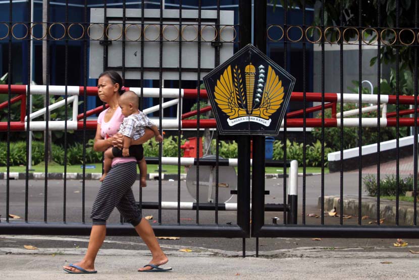 Pejalan kaki melintas di depan logo Kementerian Keuangan, Jakarta, Selasa (6/5).