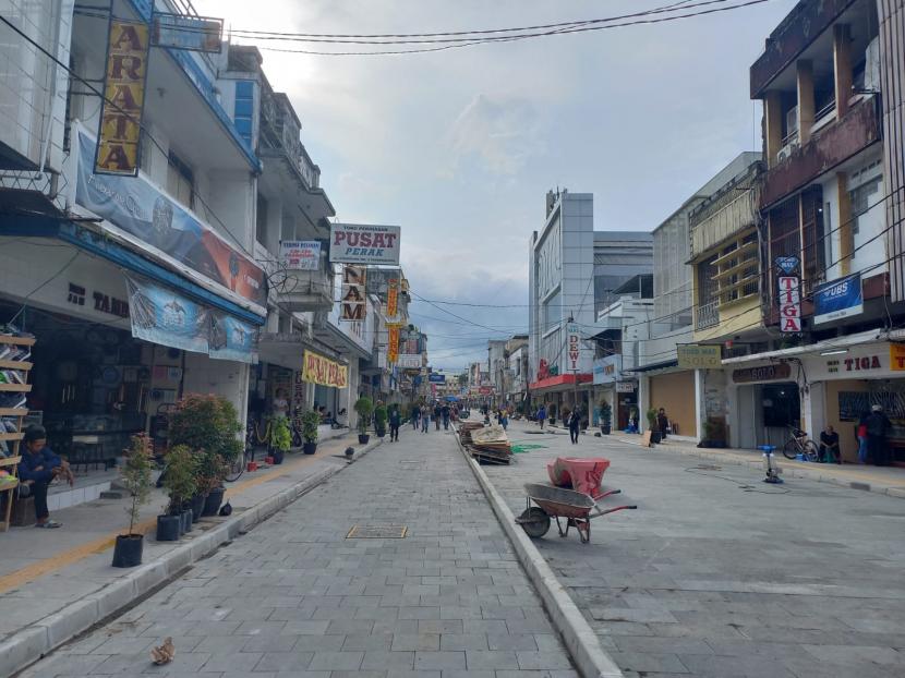 Pejalan kaki melintas di Jalan Cihideung, Kota Tasikmalaya, Rabu (5/10/2022). Penataan trotoar di Kota Tasikmalaya akan selesai pada bulan ini.