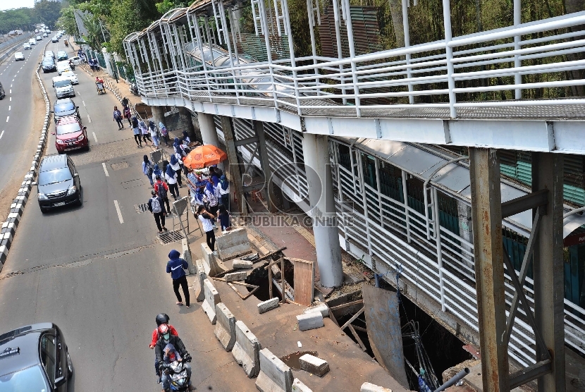  Pejalan kaki melintas di Jembatan Penyeberangan Orang (JPO) Halte Bus Transjakarta, Jakarta, Ahad (8/11).  (Republika/Tahta Aidilla)