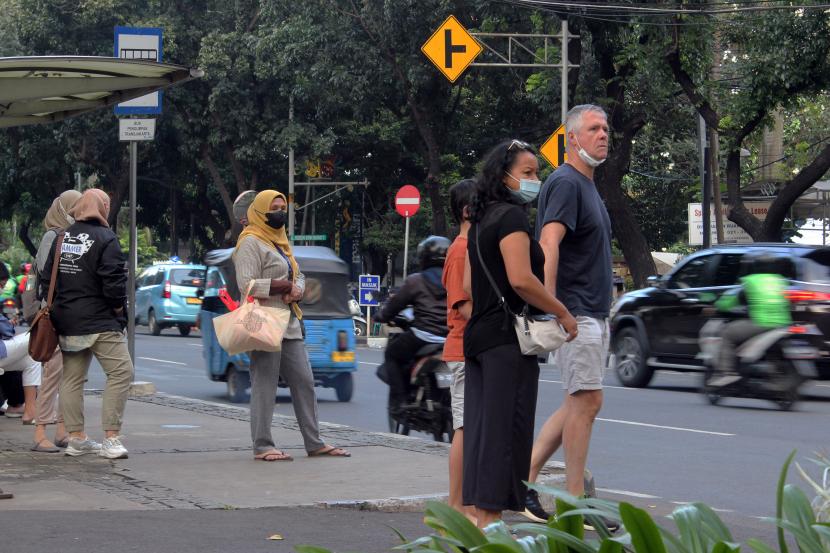 Pejalan kaki mengenakan masker di Jalan Kebon Sirih, Jakarta, Rabu (6/7/2022). Pemerintah kembali menerapkan status PPKM level 1 di wilayah Aglomerasi Jabodetabek setelah sehari sebelumnya berstatus PPKM level 2 diakibatkan kenaikan kasus COVID-19 varian omicron BA.4 dan BA.5. 