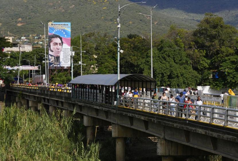 Pejalan kaki menggunakan Jembatan Internasional Simon Bolivar untuk menyeberang antara San Antonio, Venezuela dan Cucuta, Kolombia, Senin, 26 September 2022. Delegasi milisi National Liberation Army (ELN) Kolombia terbang ke Venezuela untuk apa yang mereka katakan sebagai tahapan baru perundingan damai dengan pemerintah Kolombia. 