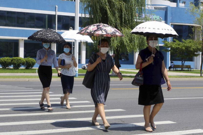 Pejalan kaki menyeberang jalan di Mirae Scientist St. di Pyongyang, Korea Utara, Selasa, 5 Juli 2022. Korea Utara berada di jalur yang tepat untuk akhirnya meredakan krisis yang berasal dari wabah pertama Covid-19. 