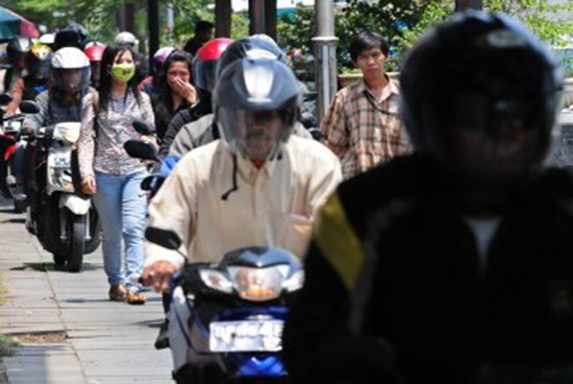 Pejalan kaki terkepung sepeda-sepeda motor yang melewati trotoar di Jalan Lada, Kawasan Kota Tua, Jakarta Barat (ilustrasi)