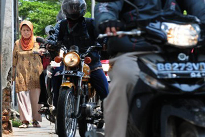 Pejalan kaki terkepung sepeda-sepeda motor yang melewati trotoar di Jalan Lada, Kawasan Kota Tua, Jakarta Barat, Selasa (21/2). (Republika/Aditya Pradana Putra)