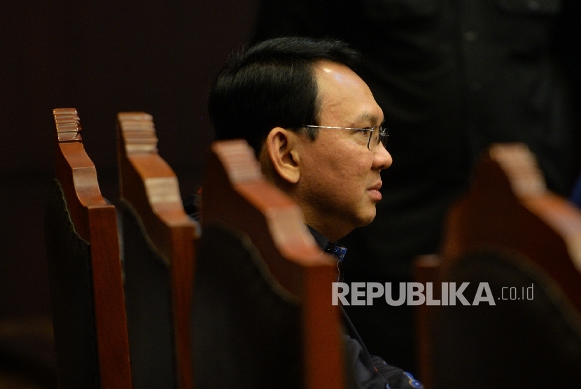 Pejawat Gubernur DKI, Basuki Tjahaja Purnama mendengarkan penjelasan para pihak dalam sidang Mahkamah Konstitusi di Jakarta, Kamis (15/9). 