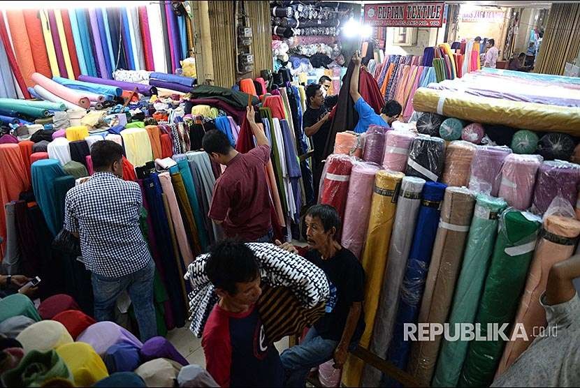 Pejual menjajakan aneka jenis tekstil di Pasar Tanah Abang, Jakarta, Jumat (7/9). Industri teksil masuk dalam salah satu industri yang terdampak penguatan Dolar AS. 